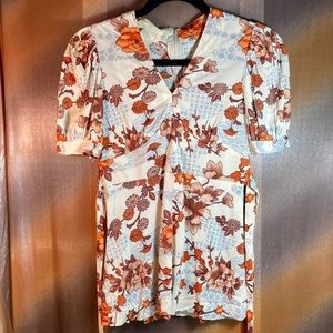 1970’s polyester top with peplum. Brown and orange 25” length 30” chest  120‎